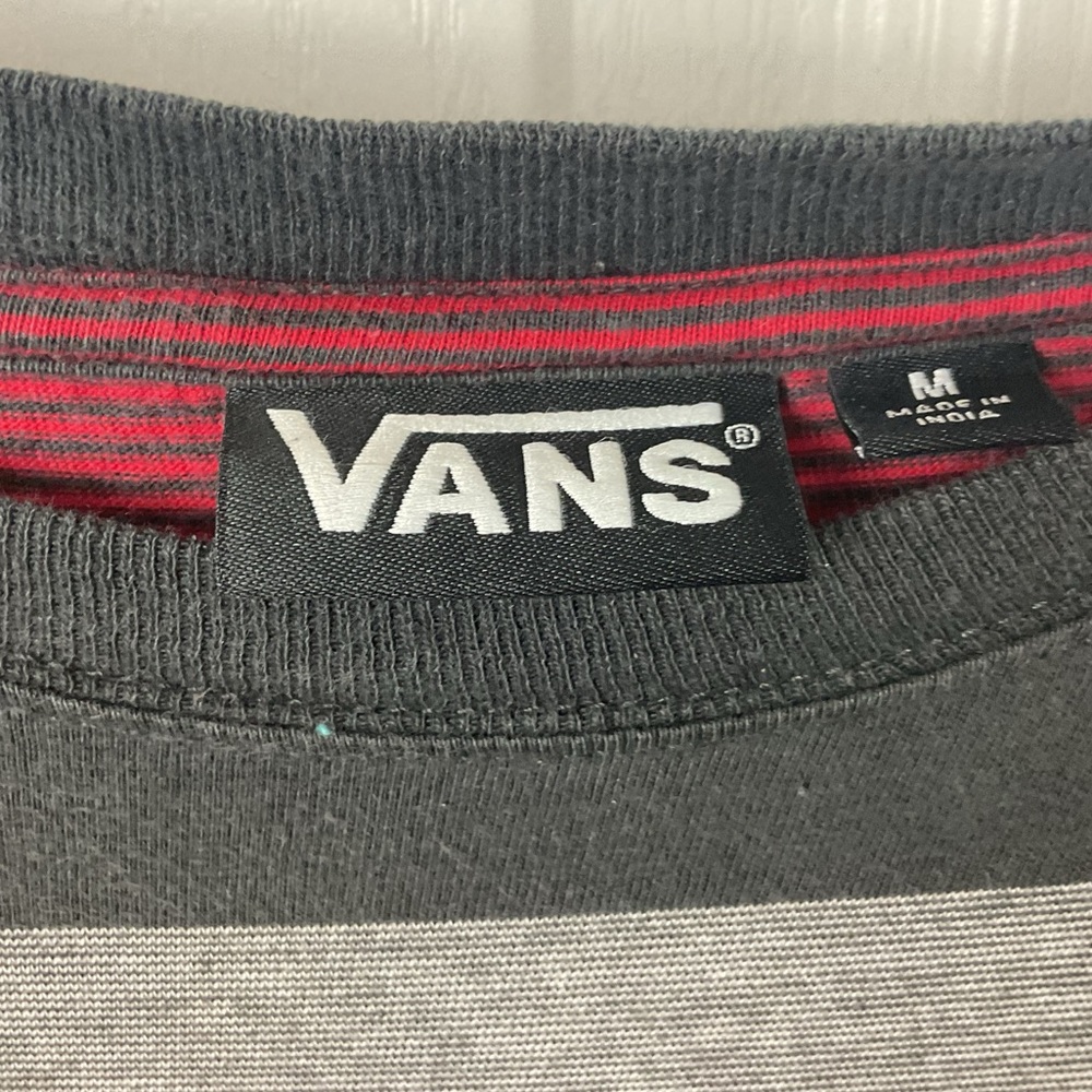 Pre-Owned Vans Men’s Striped Red, Black, and Gray with Blue T-shirt, Size M - Picture 3 of 5